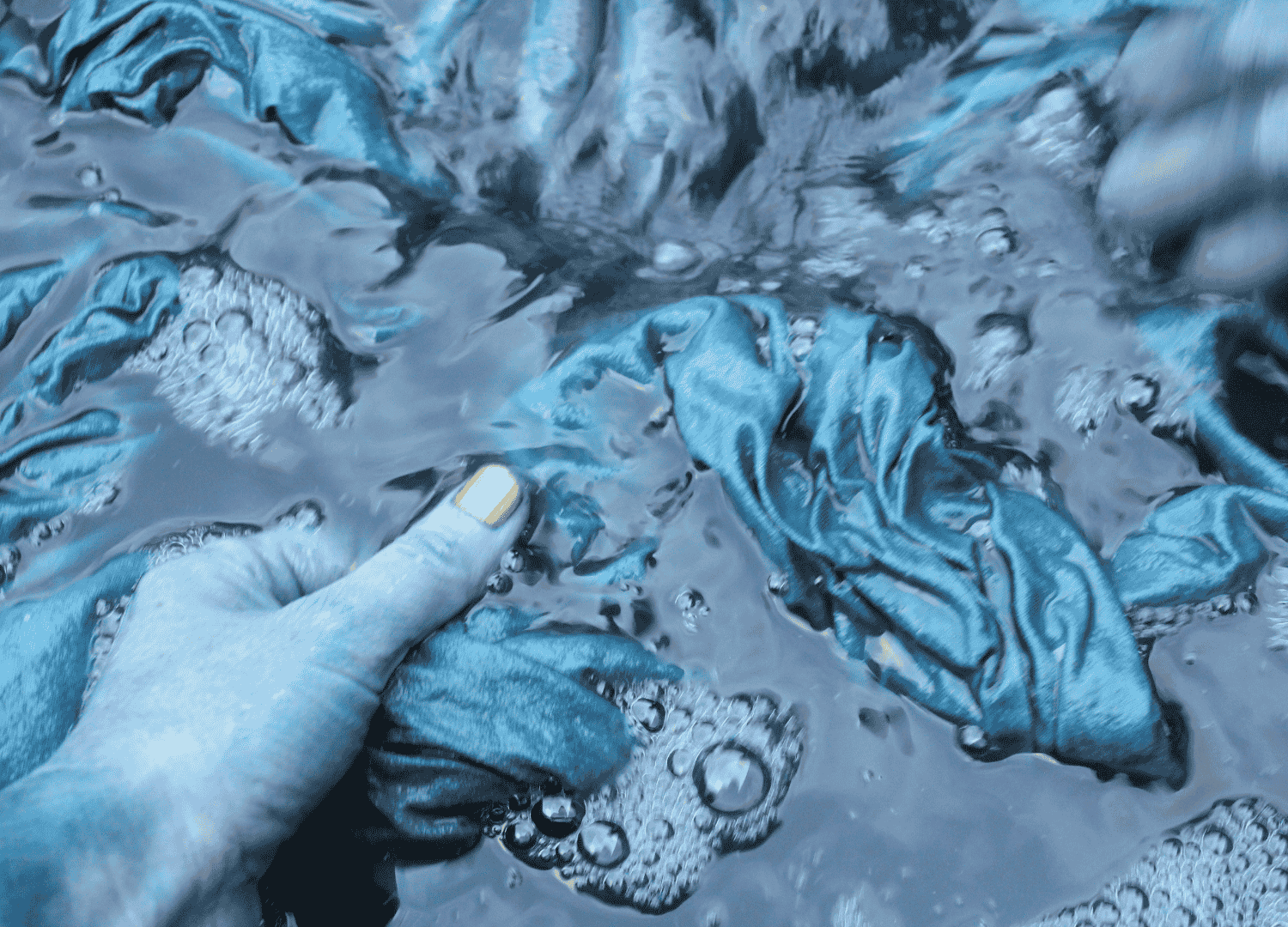 Dyeing fabrics with plant-based blue dye