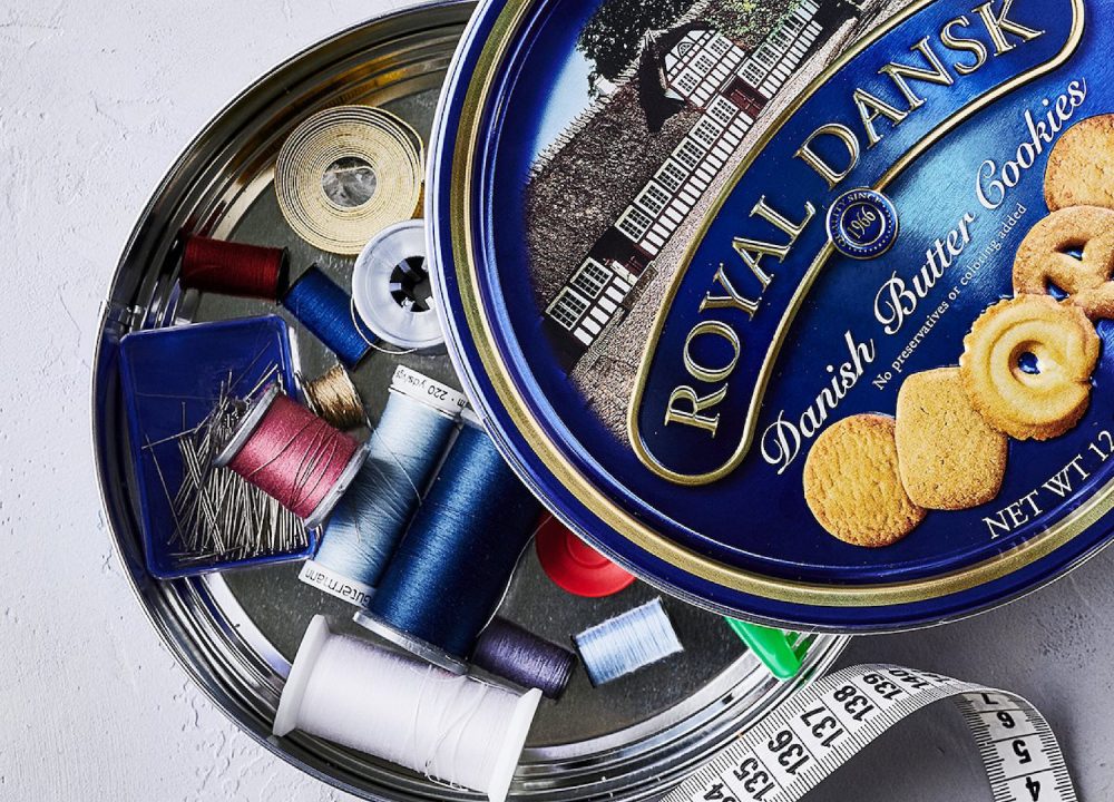 sewing-detective-biscuit-tins